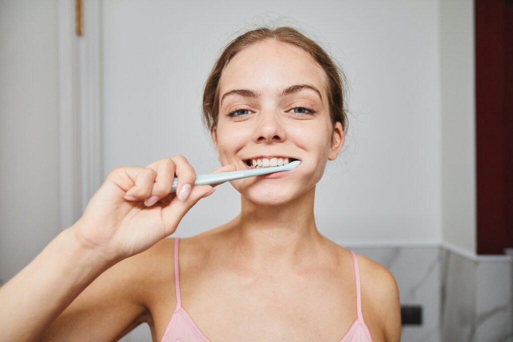 escovar os dentes os clareia